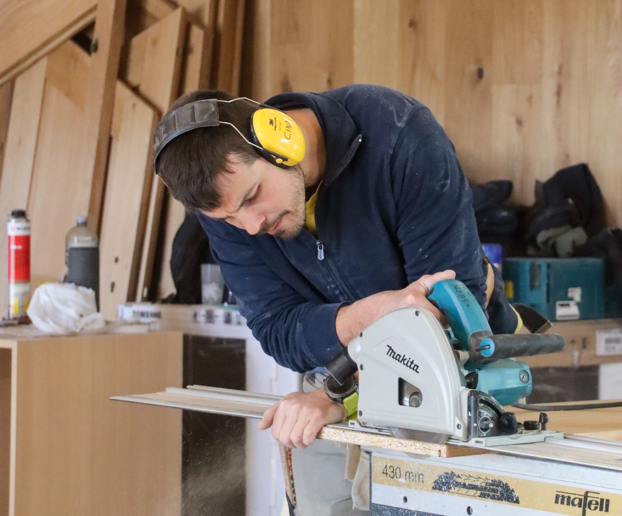 pose-boiserie-interieure-vieux-bois-chermignon